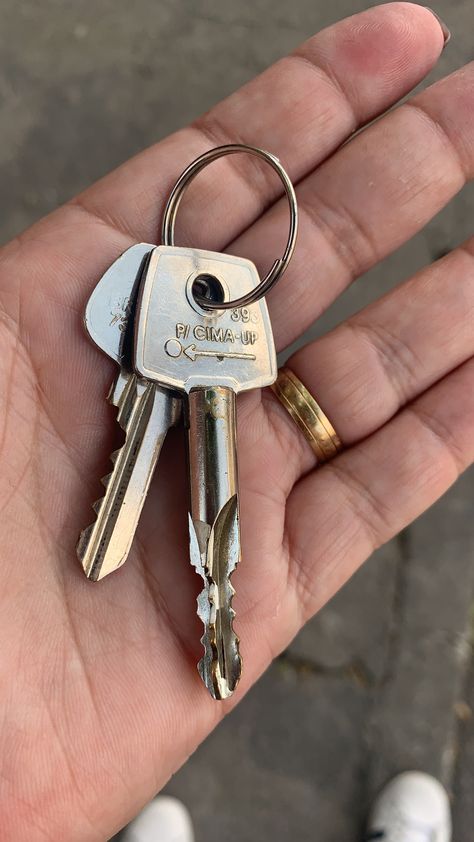 Key House Aesthetic, Apartment Key Picture, Holding Keys Aesthetic, Holding House Keys Aesthetic, Holding Apartment Keys, Holding Keys To Apartment, New Apartment Keys Picture, House Keys In Hand, Keys To Apartment