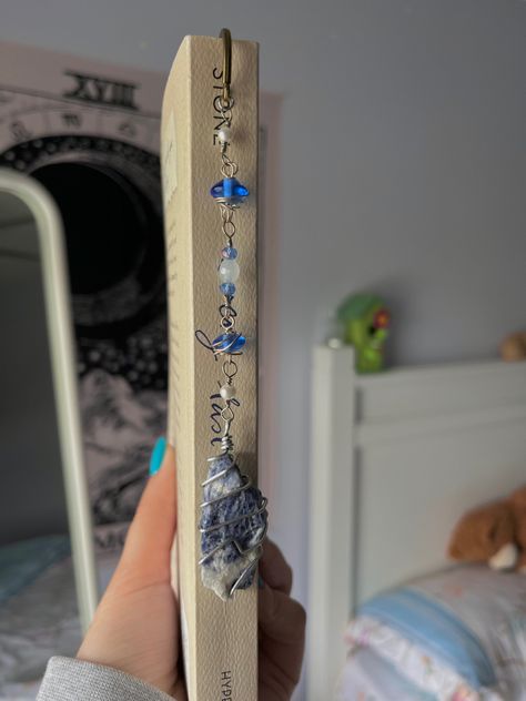 Book Marks With Beads, How To Do Bookmarks, Beaded Bookmarks Handmade, Bookmark Charms, Crystal Bookmark, Handmade Bookmarks Diy, Vintage Bookmarks, Sodalite Crystal, Beaded Bookmarks