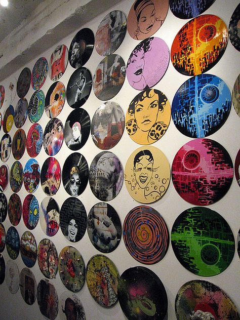 Vinyl record Art, could be SUPER cool on one of the DJ room/lounge walls...maybe have Meg or some cool artists go in on a few vinyls ?? Cool Vinyl Designs, Room Wall Painting Ideas Creative, Painting On Vinyl Records, Music Inspired Art, Vinyl Art Wall, Art Cd, Vinyl Painting, Painted Records, Vinyl Record Crafts