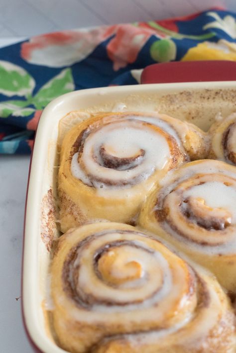 Cinnamon Roll Hack, Canned Cinnamon Rolls, Cinnamon Roll Icing, Pillsbury Cinnamon Rolls, Baking Pans Set, Sticky Buns Recipes, Fluffy Cinnamon Rolls, Cinnamon Roll Casserole, Cinnamon Roll Bake