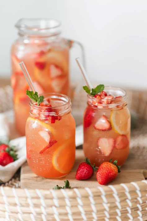 southern strawberry sweet iced tea Strawberry Ice Tea Recipe, Iced Tea Drinks Recipes, Strawberry Tea Recipe, Strawberry Lemonade Aesthetic, Ice Tea Aesthetic, Sweet Tea Aesthetic, Strawberry Ice Tea, Iced Tea Aesthetic, Tea Party Drinks