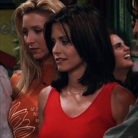 90s Woman Haircut, Monica Geller Short Hair Bangs, Monica Geller Short Haircut, Monica Teller Haircut, Monica Geller Season 3 Hair, Monica Geller Bob Haircut, Monica From Friends Hair, Monica Friends Haircut, Monica Geller Long Hair