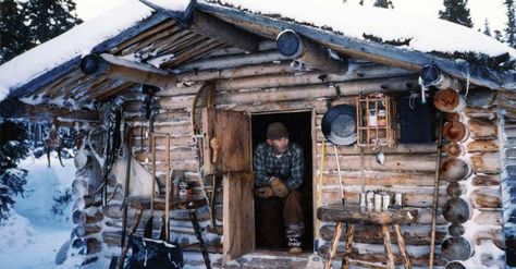 Finding the Ultimate Bug Out Property or Survival Retreat Trappers Cabin, How To Build A Log Cabin, Off Grid Cabin, Hunting Cabin, Log Cabin Homes, Homestead Survival, Small Cabin, Living In Alaska, Cabin In The Woods