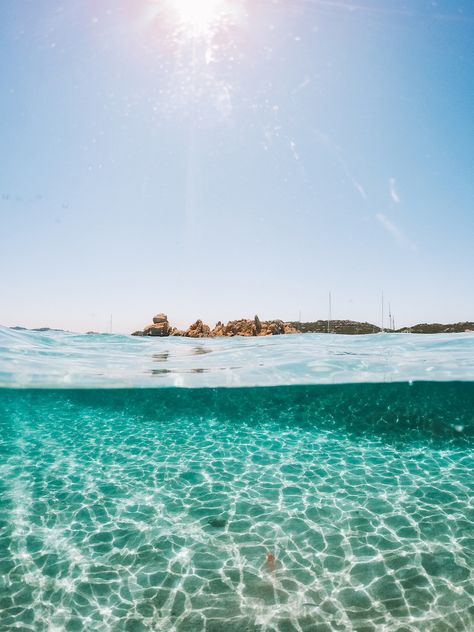 Half In Water Photography, Half Underwater Art, Half Underwater Photography, Water Photography Nature, Water Rendering, Underwater Perspective, Half Underwater, Underwater Photography Pool, Breaststroke Swimming