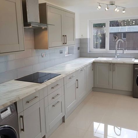 Howdens (@howdensjoinery) • Instagram photos and videos Howdens Fairford Pebble, Howdens Dove Grey Kitchen, Howdens Kitchen, Extension Inspiration, Grey Shaker Kitchen, Light Grey Kitchen Cabinets, Howdens Kitchens, Redesign Ideas, Minimal Kitchen Design