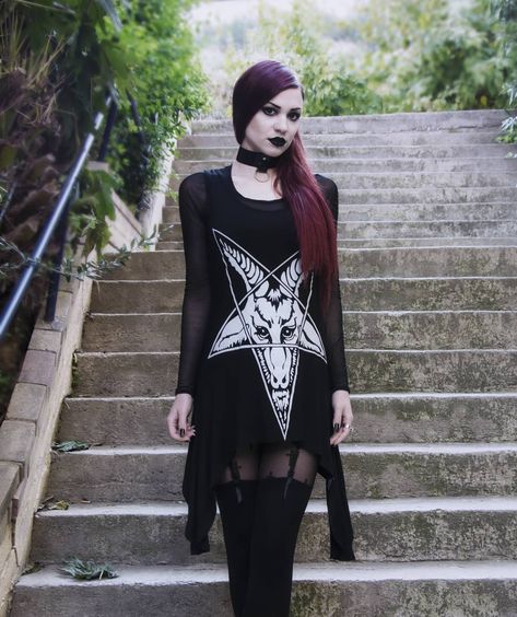 Gothic People, Black Metal Girl, Gothic Models, Black Clothes, Witch Fashion, Witchy Fashion, Goth Women, Goth Beauty