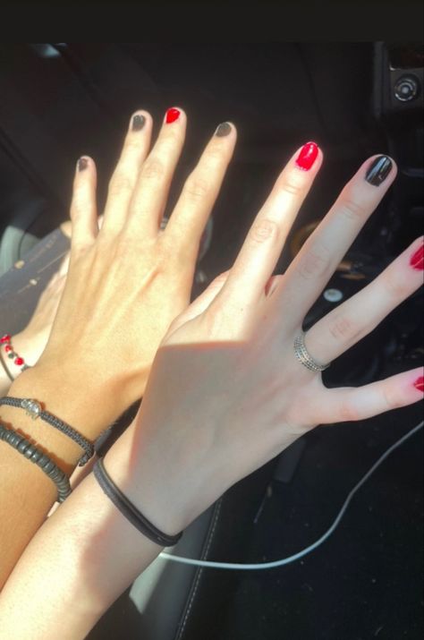 Red And Black Nail Polish Ideas, Matching Nails Couples Black, Couple Nails Matching Black, Short Matching Nails, Matching Nails Aesthetic, Couple Nails Matching Simple, Simple Matching Nails, Matching Nails With Boyfriend Simple, Black Matching Nails