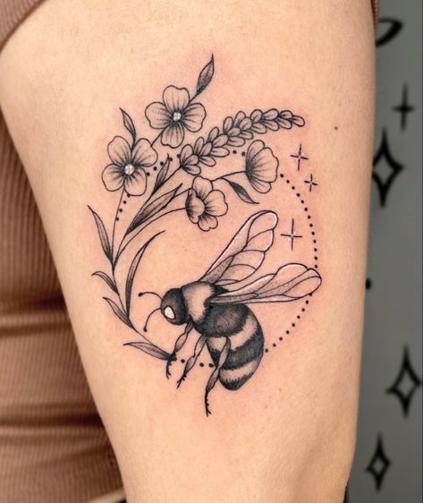 Apprentice Aesthetic, Bee And Flower Tattoo, Bee Tattoo Ideas, Aesthetic Mother, Dragon Tattoo Ideas, Bumble Bee Tattoo, Tattoo Catalog, Animal Tattoo Ideas, Hand And Finger Tattoos