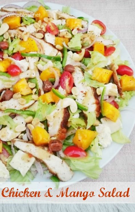 Bursting with flavor ! This Chicken and Mango Salad is perfect for lunch or a light dinner if you already had a rich lunch Mango Salad Recipe, Summertime Salads, Mango Chicken, Hearty Salads, Mango Salad, Light Dinner, Idee Pasto Sano, Healthy Salads, Delicious Salads