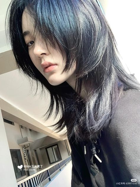 Short Hairstyle Women Japanese, Dark Dyed Hair, Boyish Haircut For Women, Interesting Haircuts, Short Hair Asian, Wolf Cut Long Hair, The Wet Look, Tomboy Haircut, Hairstyle Easy