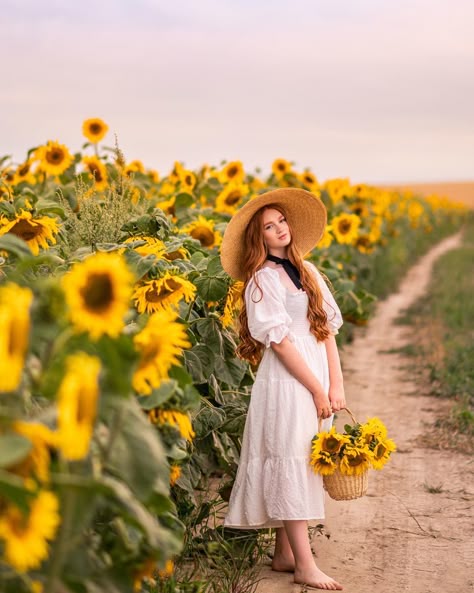 Sunflower Model Photoshoot, Photos In A Sunflower Field, Sunflower Patch Photoshoot Outfit, Flower Basket Photoshoot, Fall Sunflower Photoshoot, Sunflower Shoot Photo Ideas, Sunflower Maze Photoshoot, Sunflower Fields Photoshoot, Sunflower Portrait Photography