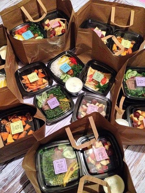 Healthy Takeaway, Food Delivery Packaging, Healthy Food Branding, Salad Packaging, Food Business Ideas, Food Cart Design, Work Meals, Food Content, Food Ads