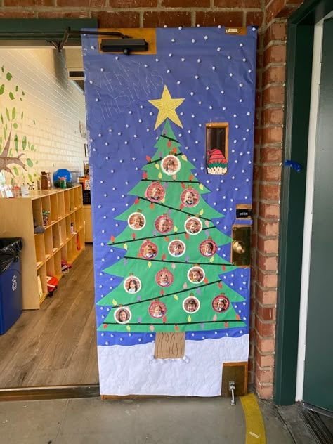 School classroom door idea Winter Classroom Door, Door Decorations Classroom Christmas, Christmas Art For Kids, Christmas Classroom Door, School Door Decorations, Cheap Christmas Diy, School Doors, Preschool Christmas Crafts, Christmas Kindergarten