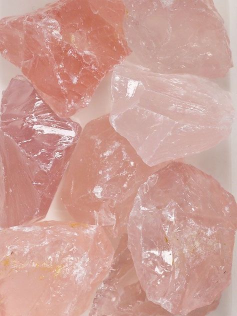 Rose quartz’s stone background Rose Gold Aesthetic, Quarts Crystal, Aesthetic Roses, Stone Fountains, Crystal Aesthetic, Rosé Aesthetic, Palm Stones, Reiki Crystals, Pretty Rocks