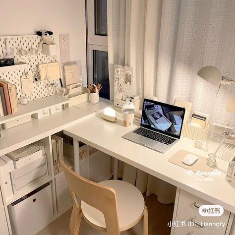 Gaming Room Setup Bedrooms, Minimalist Desk Setup, Table Aesthetic, Study Desk Decor, Student Room, Minimalist Desk, Desk Inspiration, White Desk, Dekorasi Kamar Tidur