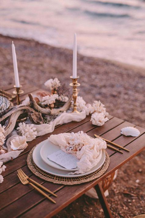 Beach Boho Table Setting, Beach Table Settings, Beach Wedding Menu, Romantic Beach Picnic, Seashell Centerpieces, Driftwood Wedding, Sunset Beach Wedding, Wicker Placemats, Beach Wedding Tables