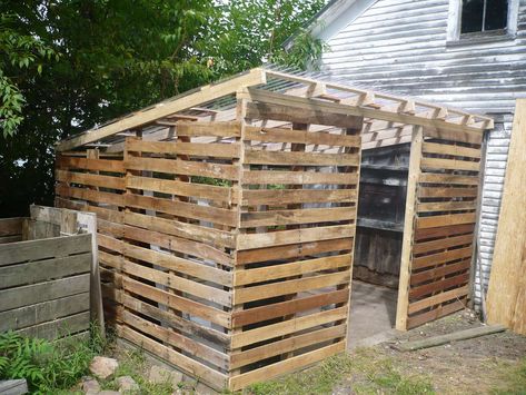 Basic design for a pallet coop.- slat roof and make just a little taller...meat chicken coop this year Pallet Coop, Chicken Coop Pallets, Pallet Barn, Pallet Playhouse, Pallet Building, Pallet Shed, Pallet House, Pallet Fence, Building A Chicken Coop