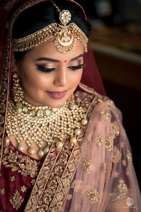 Photo of Pretty gold jewellery with maroon bridal lehenga Lehenga Jewellery Ideas, Maroon Bridal Lehenga, Jadau Jwellery, Maroon Lehenga, Winter Bridal Jewelry, Bridal Jewellery Set, Indoor Ideas, Lehenga Jewellery, Pakistani Bridal Jewelry