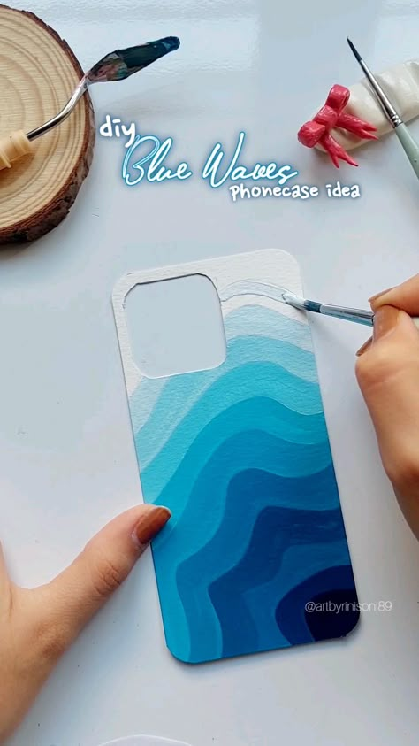 diy phonecase idea, blue aesthetic, waves, diy, acrylic painting, diy crafts, diy gifts, diy ideas, phonecase, aesthetic phonecases, blue phonecase  #1 #aesthetic #phonecasedesign #diy #diycraftideas #diycraftsforkids Mobile Back Cover Painting Ideas, Diy Easy Phone Case Ideas, Homemade Phone Case Ideas, Cover Painting Ideas Phone, Diy Clear Phone Case Ideas Stickers, Diy Phone Cases Aesthetic, Diy Phone Case Design Aesthetic, Mobile Cover Drawing Ideas, Creative Phone Cover Ideas