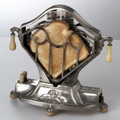 Toaster-of-the-1920s ~ the Sweetheart ~ I don't know that I would want to use it but I sure want one on display in my kitchen!!! Vintage Toaster, Electric Toaster, Vintage Appliances, Vintage Love, Victorian Style, Antique Collection, Vintage Kitchen, Antique Furniture, Vintage Finds