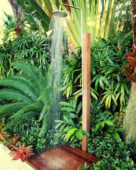 Outdoor Showers Tropical, Outdoor Shower Backyard, Outdoor Shower Garden, Boho Outdoor Shower Ideas, Outdoor Shower Plants, Outdoor Shower Tropical, Tropical Outdoor Shower Ideas, Outdoor Beach Shower Ideas, Outdoor Bathroom Ideas Backyards