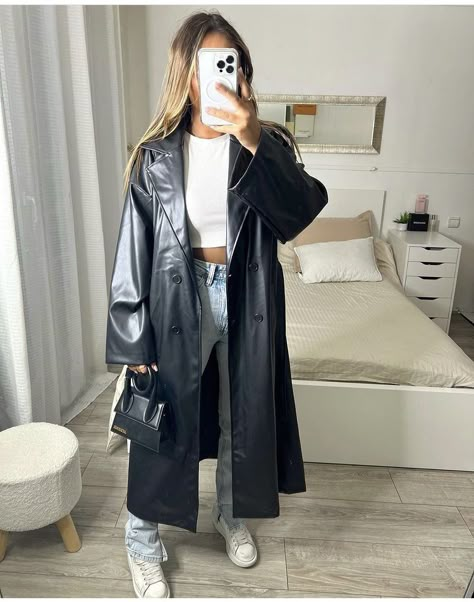 Black Leather Long Coat Outfit, Zara Leather Trench Coat Outfit, Black Leather Trenchcoat Outfit, Outfit With Long Leather Jacket, Black Leather Trench Coat Outfit Casual, Trench En Cuir Outfit, Leder Trenchcoat Outfit, Black Leather Trench Outfit, Long Leather Jacket Outfit Street Style