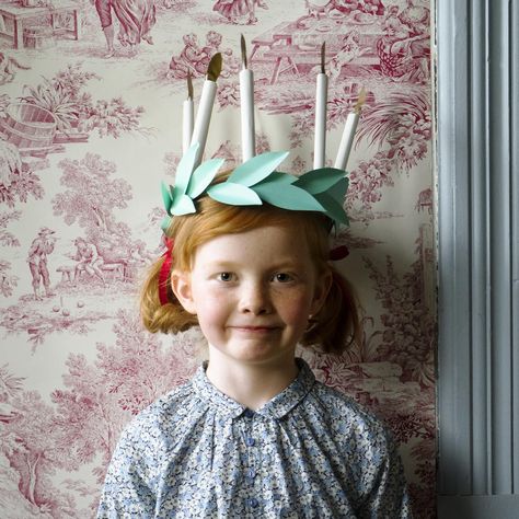 How to  make a paper Santa Lucia Crown . These DIY paper crowns add whimsical cheer to your family holiday celebration St Lucia Crown, Grandma Crafts, Crown Diy, Diy Christmas Presents, Crown For Kids, Baby Toys Diy, Paper Crown, Crafting Inspiration, Diy Crown