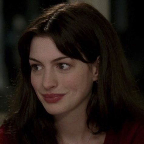 Anne Hathaway 90s, Anne Hathaway Aesthetic, Anne Hathaway Bangs, Anne Hathaway Hair, Princess Diaries, Anne Hathaway, Iconic Women, Girl Crushes, Maquillaje De Ojos