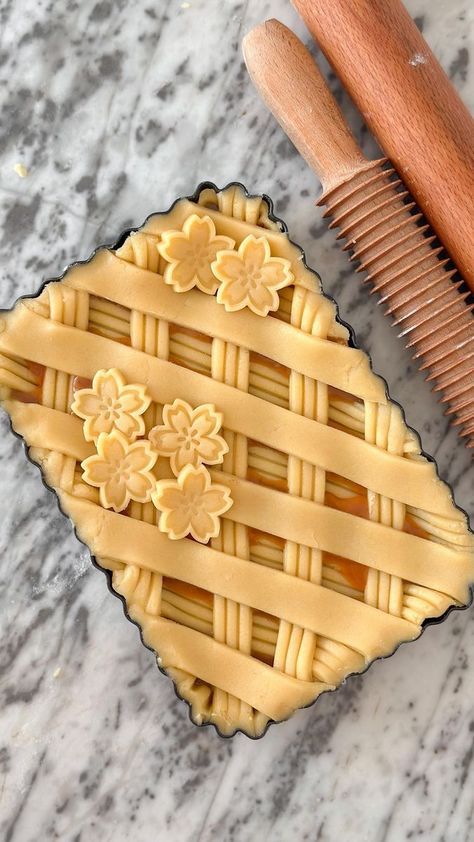 Pretty Pie Crust, Fancy Pie Crust, Pie Crust Art, Beautiful Pie Crusts, Decorative Pie Crust, Pie Crust Designs, Pie Decoration, Pie Tops, Pie Crust Recipes