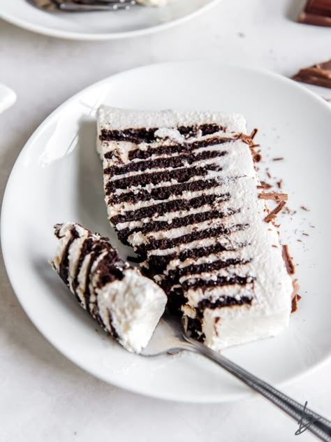 Chocolate Icebox Cake, Cake On A Plate, Oreo Icebox Cake, Refrigerator Cake, Ice Box Cake, Icebox Desserts, Oreo Thins, Icebox Cake Recipes, Icebox Pie