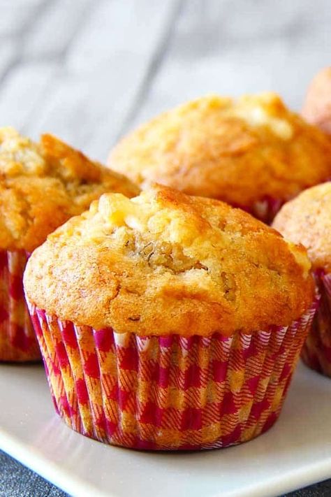 Fluffy moist tropical mango muffins with combinations of mango, banana, coconut and white chocolate.. can't get more tropical than that! Mango Muffins, Mango Dessert Recipes, Moist Muffins, Mango Dessert, Cheese Muffins, Mango Recipes, Star Food, Banana Coconut, Healthy Muffins