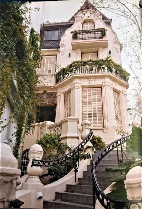 Meditterean House Exterior, Architecture Styles, Architectural Ideas, Apartment Exterior, Interior Livingroom, Victorian Townhouse, Model House Plan, French Architecture, Family Homes