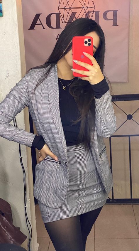 Traje con minifalda color gris, para invierno Outfit Lari, Outfit Elegantes, Office Outfit, Office Outfits, Outfits Aesthetic, Gray Dress, Pencil Skirt, Avatar, Casual Outfits