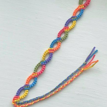 Howls Moving Castle Friendship Bracelet, 6 Color Friendship Bracelet Patterns, Pretty Friendship Bracelet Patterns, Embroidery String Bracelet Patterns, Small Friendship Bracelets, Triangle Friendship Bracelet, Chain Bracelet Pattern, Beginner Friendship Bracelets, Normal Bracelet Patterns