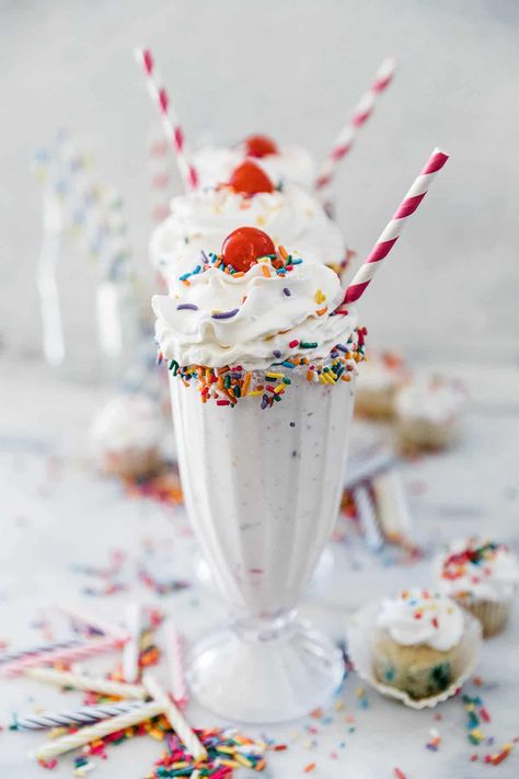 Dessert Shakes, Birthday Cake Shake, Chocolate Cake Shake, Easy Milkshake, Birthday Cake Milkshake, Cake Milkshake, Cake Shake, Homemade Milkshake, Dreamy Desserts