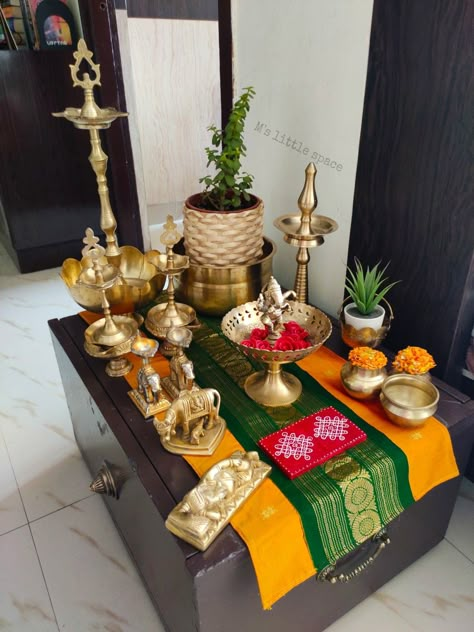 Small Ganesha Decoration Ideas, Brass Decorative Items, Indian Apartment Decor, Brass Decor Indian, Indian Room Decor, Janmashtami Decoration, Diwali Decorations At Home, Diwali Decoration Items, India Home Decor