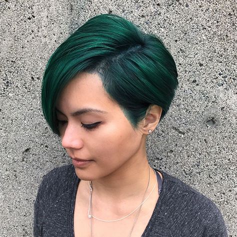 Green Pixie Hair. #hair #hairstyles #haircuts #girlhairstyles #fashion #girlfashion #style #haircolor #nicestyles Shaved Pixie Cut, Short Pixie Hairstyles, Shaved Pixie, Girls Short Haircuts, Short Hairdos, Hair 2018, Very Short Hair, Girl Haircuts, Long Bob Hairstyles