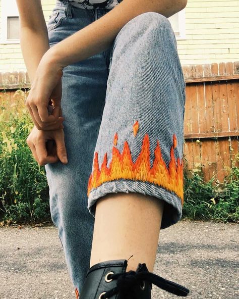 For girls that love bold clothes, there is nothing better than embroidery with fire motifs. You can style these jeans with lace-up boots, Dr. Martens or Chelsea boots. Embroidery Jeans Diy, Denim Embroidery, Pola Sulam, Painted Jeans, Embroidery On Clothes, Cute Embroidery, Denim Diy, Painted Clothes, Jeans Mom