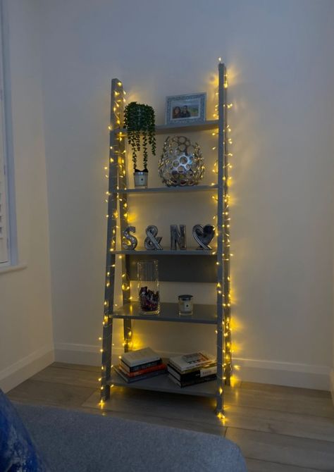 Fairy Lights On Bookshelf, Ladder Bookshelf Aesthetic, Bookshelf Fairy Lights, Bookshelf Small Bedroom, Small Shelf Decor Living Room, Fairy Lights Bookshelf, Ladder Decor Bedroom, Ladder Shelf Decor Bedroom, Repisas Aesthetic