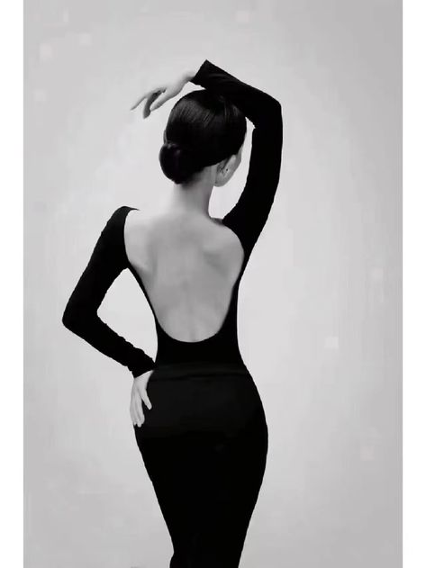 Woman Looking Behind Shoulder, Looking From The Back Pose, Back Showing Poses, Back Refrences Women, Backview Body Reference Female, Bare Back Reference, Model Back Pose, Woman Back Silhouette, Back Profile Drawing Reference