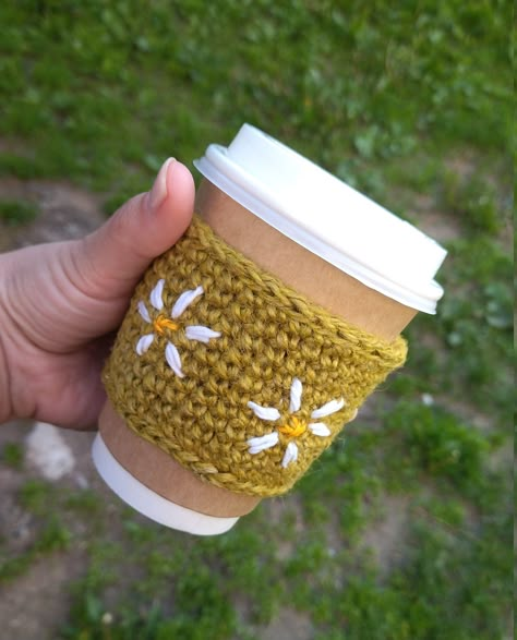 Add beauty to the coffee!The cupholder is suitable for standard coffee cups of different sizes.Also suitable for sports bottles. Crochet Fall Cup Sleeve, Crocheted Coffee Cozies, Cup Sleeve Pattern, Cup Carrier, Mug Cover, 70s Crochet, Couple Crafts, Crochet Mug, Crochet Mug Cozy