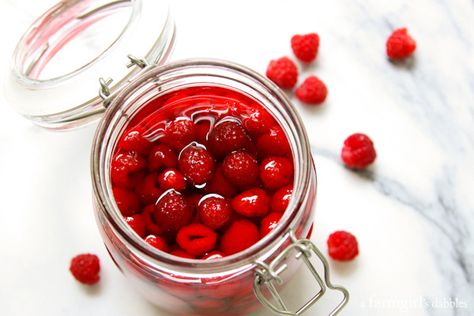 Homemade Raspberry Vinegar - afarmgirlsdabbles.com #raspberry #raspberryvinegar #salad #summer Raspberry Vinegar, Flavored Vinegars, Infused Vinegars, Raspberry Recipes, Condiment Recipes, Flavored Oils, Savory Sauce, Think Food, Jams & Jellies