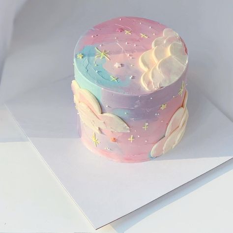 https://www.instagram.com/p/Cv65MUNMOO6/?igshid=MzRlODBiNWFlZA== Cloud Nine Cake Ideas, Pastel Aesthetic Birthday, 11 Year Birthday Cake, Unique Unicorn Cake Design, Double Cake Design, Clouds Birthday Cake, Pink And Blue Birthday Cake, Pink And Blue Cake, Unique Cake Designs