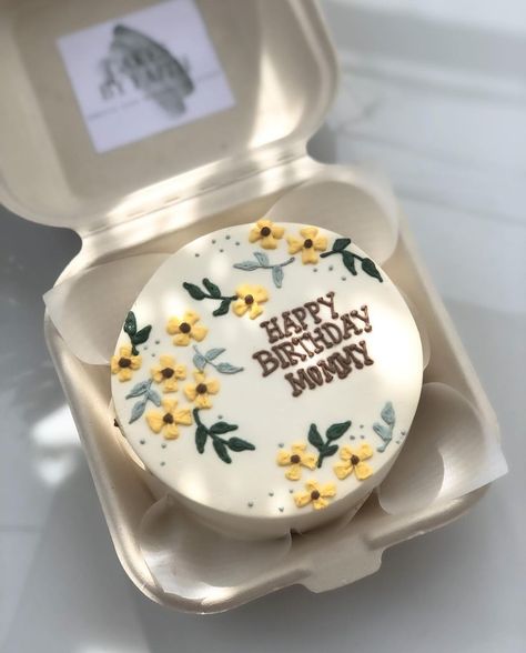 Bento Cake Price, Bento Cake Flower Design, Bento Cake For Mother, Mom Bento Cake, Bento Cake For Moms Birthday, Happy Birthday Mommy Cake, Floral Bento Cake, Vintage Bento Cake, Bento Cakes Ideas