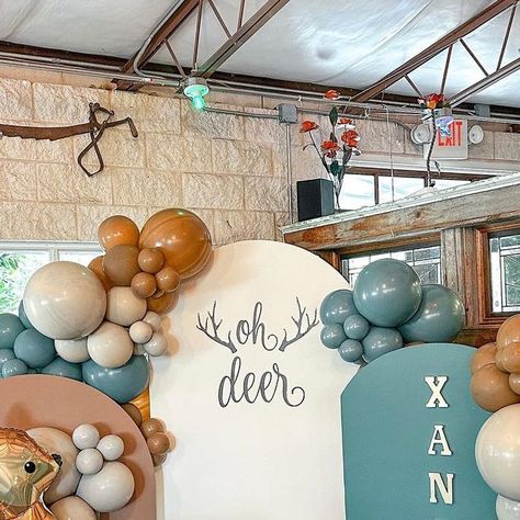 Houston Party Stylist on Instagram: "Oh deer 🦌 Xander is on the way! 🤎 . Now available for August 📆 send an email or DM to book your next event with me 💕 . #ohdeerbabyshower #babyshowerballoons #babyboybabyshower#birthdayballoons #balloongarlands #balloongarlandturorial #balloontips #balloonideas #houstonballoonartist #houstonballoons #birthdayballoons #houstontx" Oh Deer A Little Buck Is Almost Here, A Little Hunter Is On The Way, Oh Deer Baby Shower Boy, Deer Baby Shower Boy, Deer Baby Showers, Deer Baby, Baby Shower Decorations For Boys, Boy Baby Shower Themes, Baby Shower Backdrop