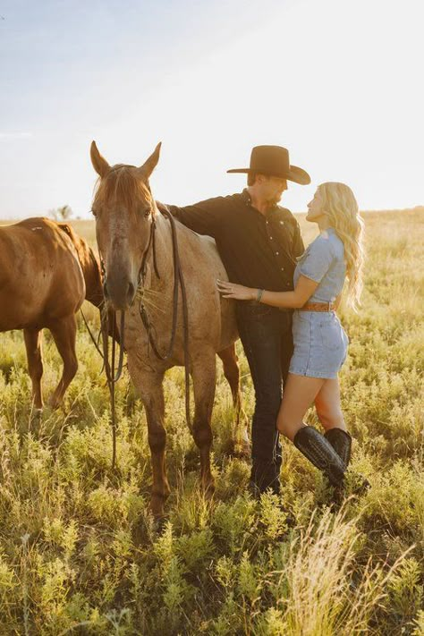 Cute Couple Video Ideas, Couple Horse Photography, Cowgirl Couple, Horse Engagement Photos, Couple Video Ideas, Western Engagement Pictures, Western Photo Shoot, Western Couple Photoshoot, Western Engagement Photos