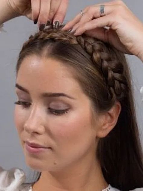 10 Easy Hairstyles When You're In A Rush - Society19 October Fest Hairstyles, German Hairstyle Woman, Octoberfest Hair, Oktoberfest Makeup, German Hairstyle, Oktoberfest Hair, Dirndl Hairstyles, Braid Videos, Hairstyles List