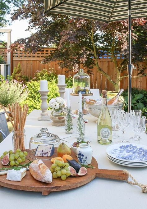 Rosé White and Blue - Relaxed Summer Entertaining - Saw Nail and Paint Al Fresco Table Settings, Outdoor Dinner Party Table Settings Elegant, European Summer Party, Table Setting Outdoor, Backyard Table Setting, Summer Dining Table Decor, Lunch Table Settings, Patio Table Decor, Outdoor Table Decor