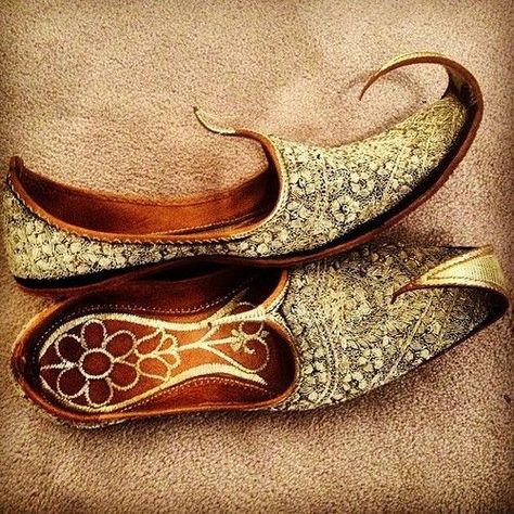 these type of shoes are probably used in that era because they are old. but they also look cool and funny. Dekorasi Maroko, Indian Shoes, 1001 Nights, Punjabi Jutti, Arabian Nights, Mens Slippers, Aladdin, Middle East, Wedding Shoes