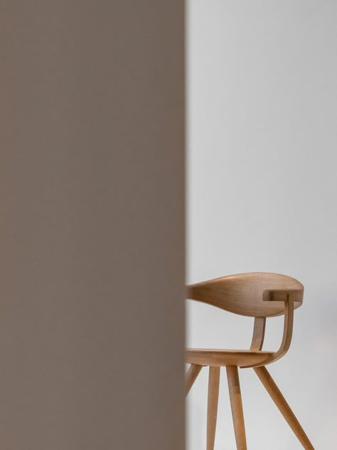 Japan House, Minimal Photography, Japan Photography, Minimalist Life, Minimalist Photography, Minimalist Architecture, Brown Aesthetic, Wooden Chair, White Aesthetic